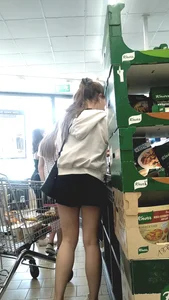 Shorts too short?! Sweet Cheeks in a Top-Vid
