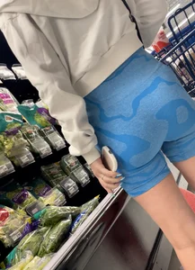 2 fit girls shopping