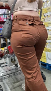 Pawg eating up them jeans