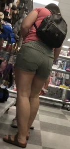 Thicc art lover Milf in shorts