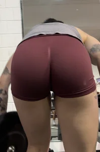 Tatted white girl at the gym pt.2