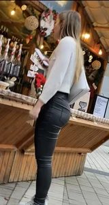 Shapely ass in leather pants🤤