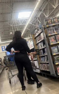 Pawg Mom with nice ass in spandex