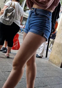 Amazing street cameltoe creepshots of a gorgeous candid girl wearing denim shorts and a top