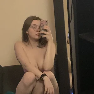 Hot amateur bespectacled chubby girl’s leaked erotic selfies