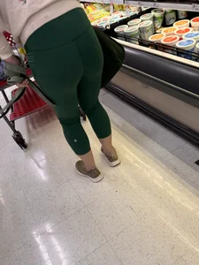 Thick booty MILF in green lululemon leggings [OC]