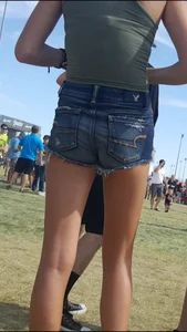 Jean Short shorts wedgie