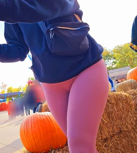 Firm ass in pink peggings - VPL (OC)