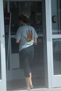 Girl going to TJ Maxx walking in the parking lot in leggings
