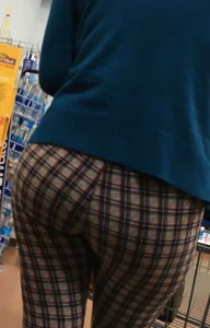 Nice big round booty in tight patterned leggings