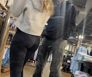 Quick catch Blonde in camo leggings