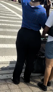 Black Queen with the YAMS in leggings at the airport ( OC , GIFs)