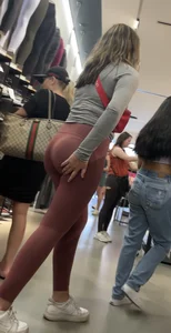 outrageously fat ass on this lulu employee