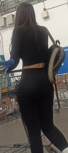 Beautiful latina girl with a perfect body in black leggings 10/10 [OC]