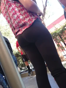 Bubble butt in tight black leggings with vpl at Six Flags