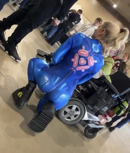 REALLY TIGHT blonde babe in samus cosplay!
