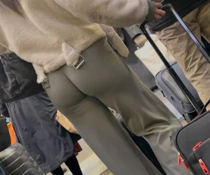 [ God Tier ] Deep wedgie ass eating leggings showoff (OC)