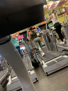 Couple babes at the gym in leggings with nice asses