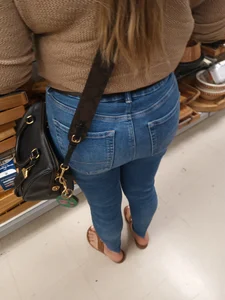 SEXY A$$ beautiful OBVLIOUS latina MATURE milf gave me a show!