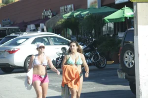 Deerfield Beach girls in bikinis