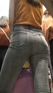 Yummy…I want to suck her jeans😍
