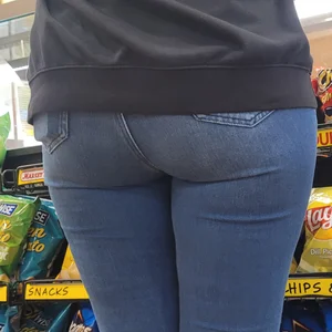 Cute milf at grocery store (face shots)