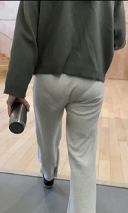 Volleyball player in sweatpants has a nice vpl