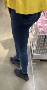 :diamond_shape_with_a_dot_inside:IKEA worker extreme TIGHT Jeans [OC]