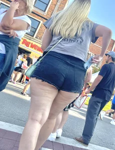 Pawgs at festival