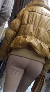 Nice ass in light colored brown leggings up close