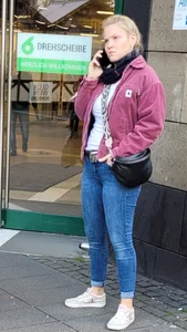 Stocky Blonde Girl in Tight Blue Jeans Street Creepshots