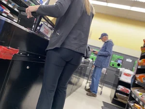 Hottt blonde milf got a nice ass.