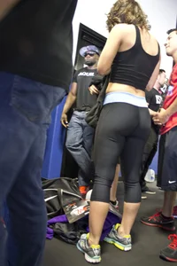 Athletic babe with nice ass in leggings at the gym