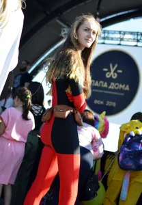 Sexy girl dressed as Deadpool with a nice ass