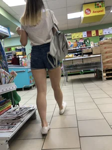 Hot Muscular Legs in Shorts Supermarket Candid Gallery