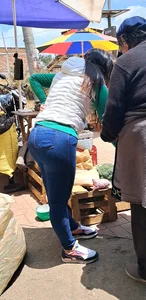 Gordita nalgona en jeans ajustados