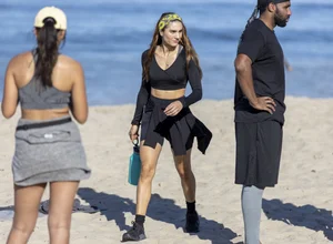 Hot candid summer girls in shorts, leggings and crop tops