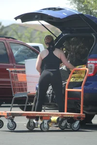 Hoe Depot girl with big booty loading her SUV in leggings with vpl