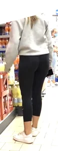 Sexy Candid Booty in Leggings at the Grocery Store