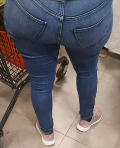 Ebony Milf Bubble Butt Wrapped in Jeans
