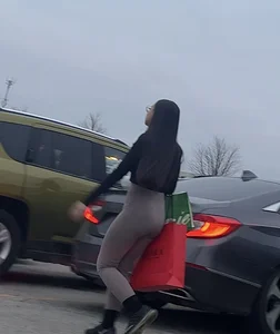 Caught this Hot tight babe in leggings leaving