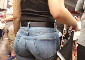 Big booty Milf in jeans
