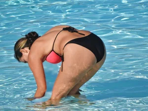 Bikini milf with wide hips and great ass in the pool [077]