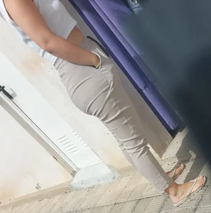 Sport jeans round ass milf