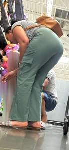 Casual milf kept bending over w strong VPL‼️