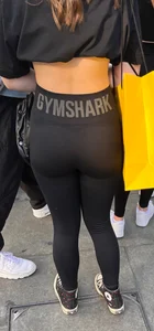 Tight booty in black gymshark leggings & croptop