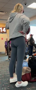 Traveling blonde with nice ass in leggings