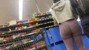 Jiggly ass Latina in Leggings