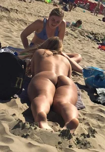 Chunky ass and legs - nudist beach girl creepshot