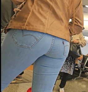 Tight Juicy Butt in blue levis jeans